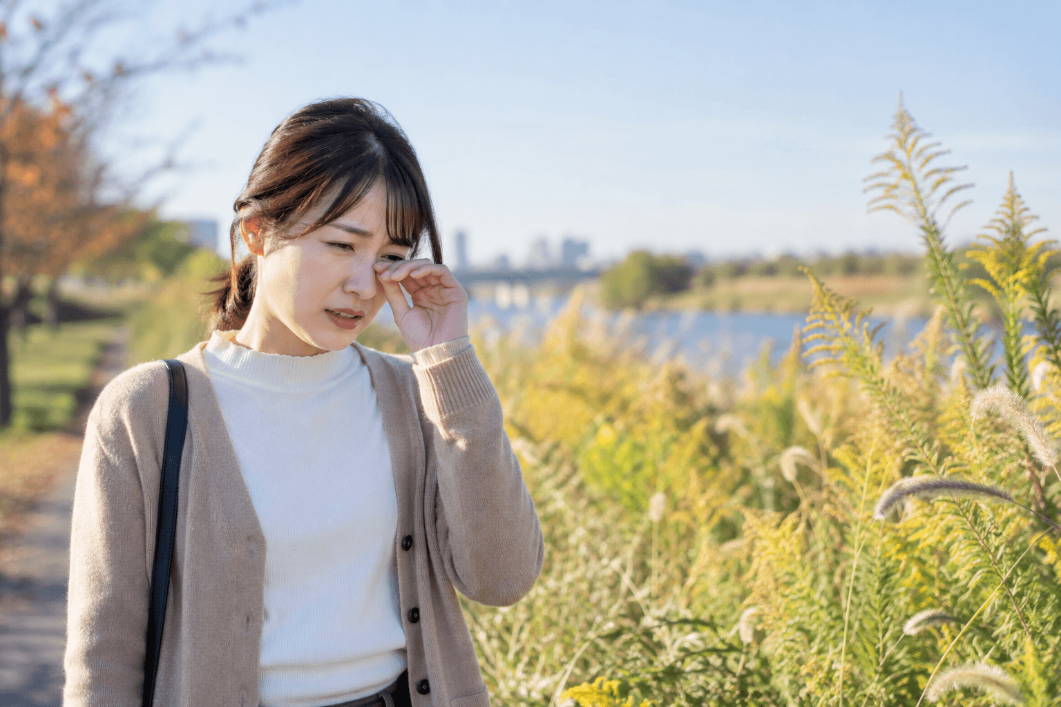 秋の花粉症による目のかゆみの原因
